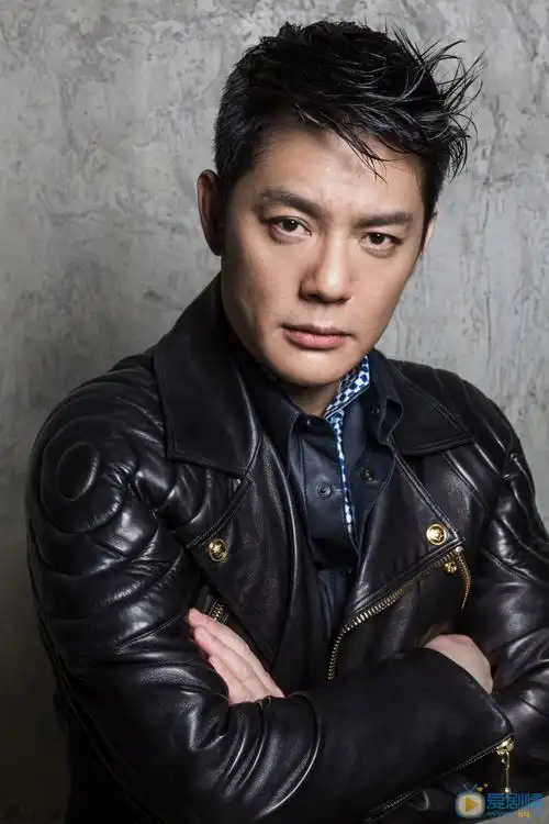 傅程鹏皮衣帅气写真 近日,实力派男演员傅程鹏最新的一组皮衣写真曝光