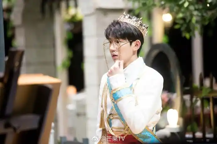 王源穿王子装戴皇冠尽显贵族气质 低头思考展现完美侧颜杀