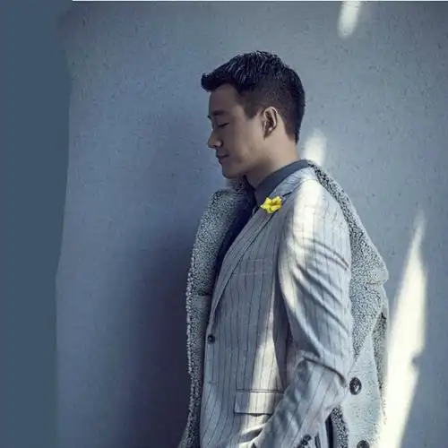 佟大为,一头清爽的短发,精简又干练.