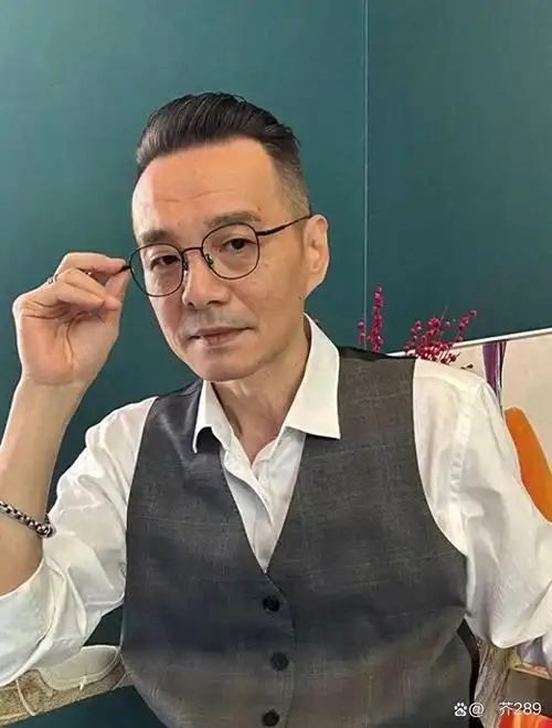 男人过了60岁,头发尽量少剪长发,平头,换成这些发型更儒雅帅气