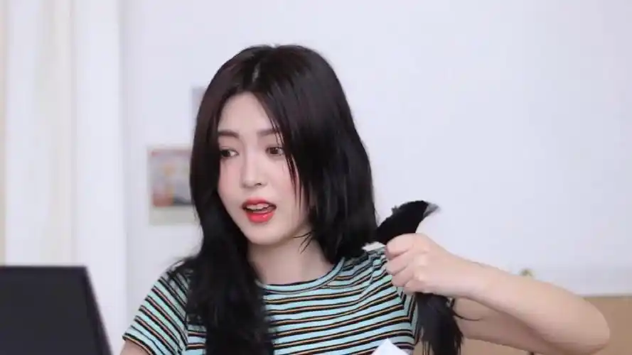 【剪发教程】长发妹子挑战自己剪短发,网友:这样也行_哔哩哔哩 (゜-゜