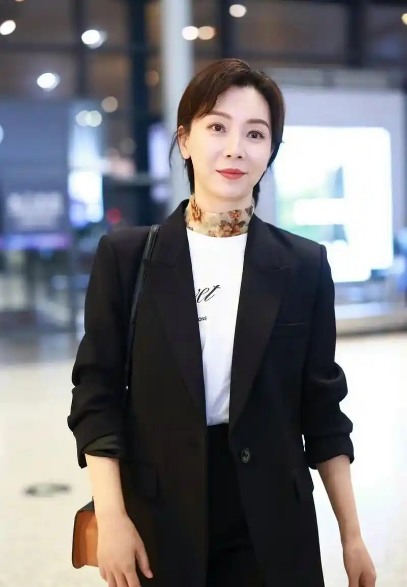 近日,陈数现身上海机场 在机场的穿搭是这样子的 一身黑色西装套装