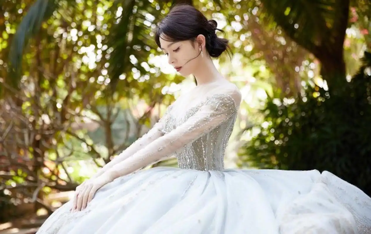 星闻#  陈瑶身材高挑,搭配白色的长裙,尽显身材,看起来也超仙!