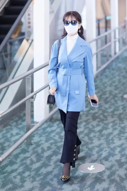 赵雅芝冬日蓝色系穿搭机场随拍 身材窈窕气质优雅不俗__财经头条