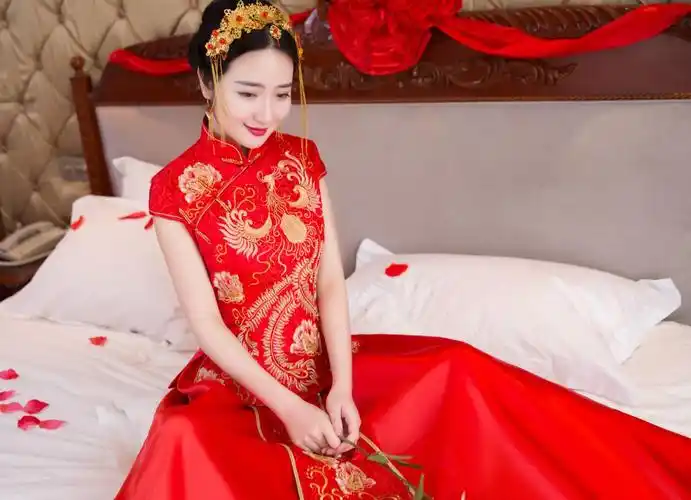 抖音"最贵婚纱"走红,新娘转头之后,网友:还是好好看婚纱吧