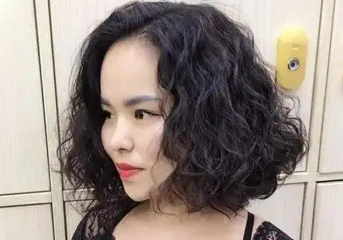 中老年做什么样的烫发发型好一批最流行的五十岁中老年烫发推荐2