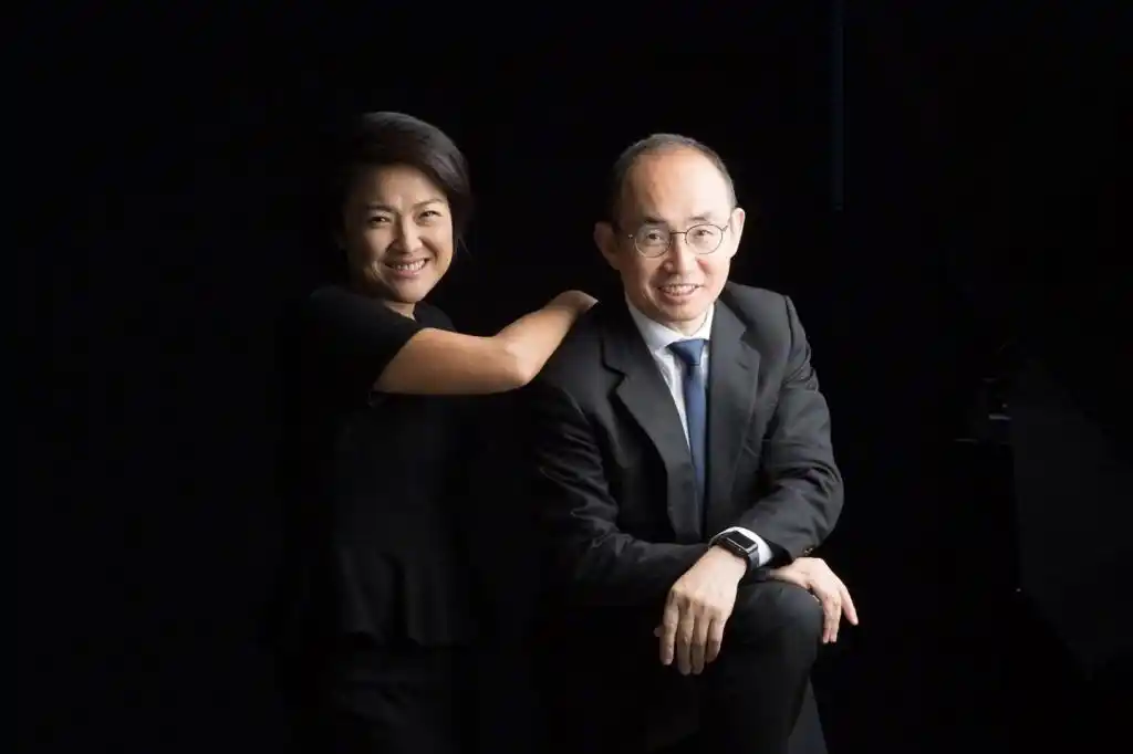 富豪流行秀才艺? 地产大亨潘石屹为时尚总裁苏芒拍写真