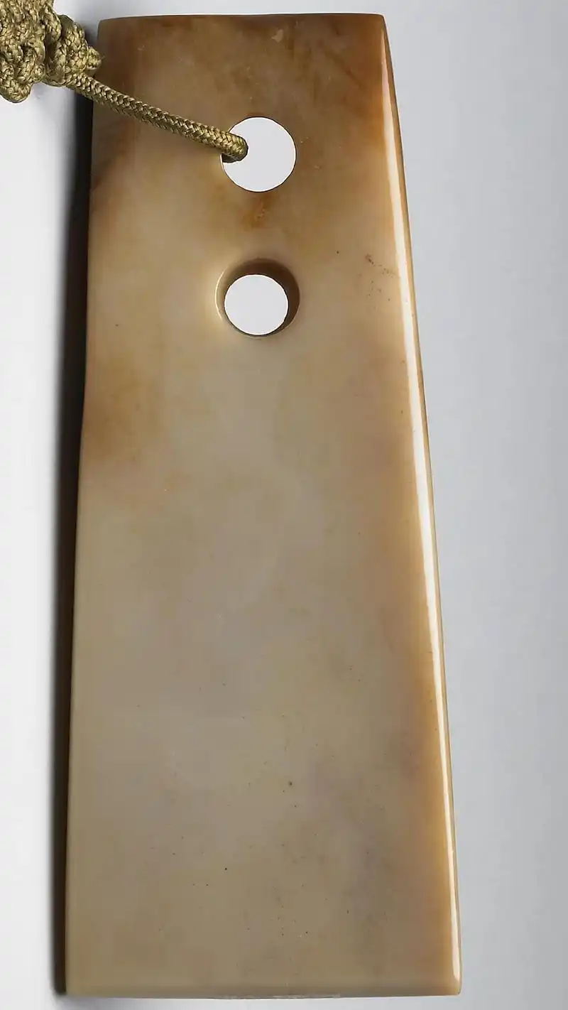 玉钺.商代早期.玉钺 长21cm厘米,米黄色质,整体素 - 抖音