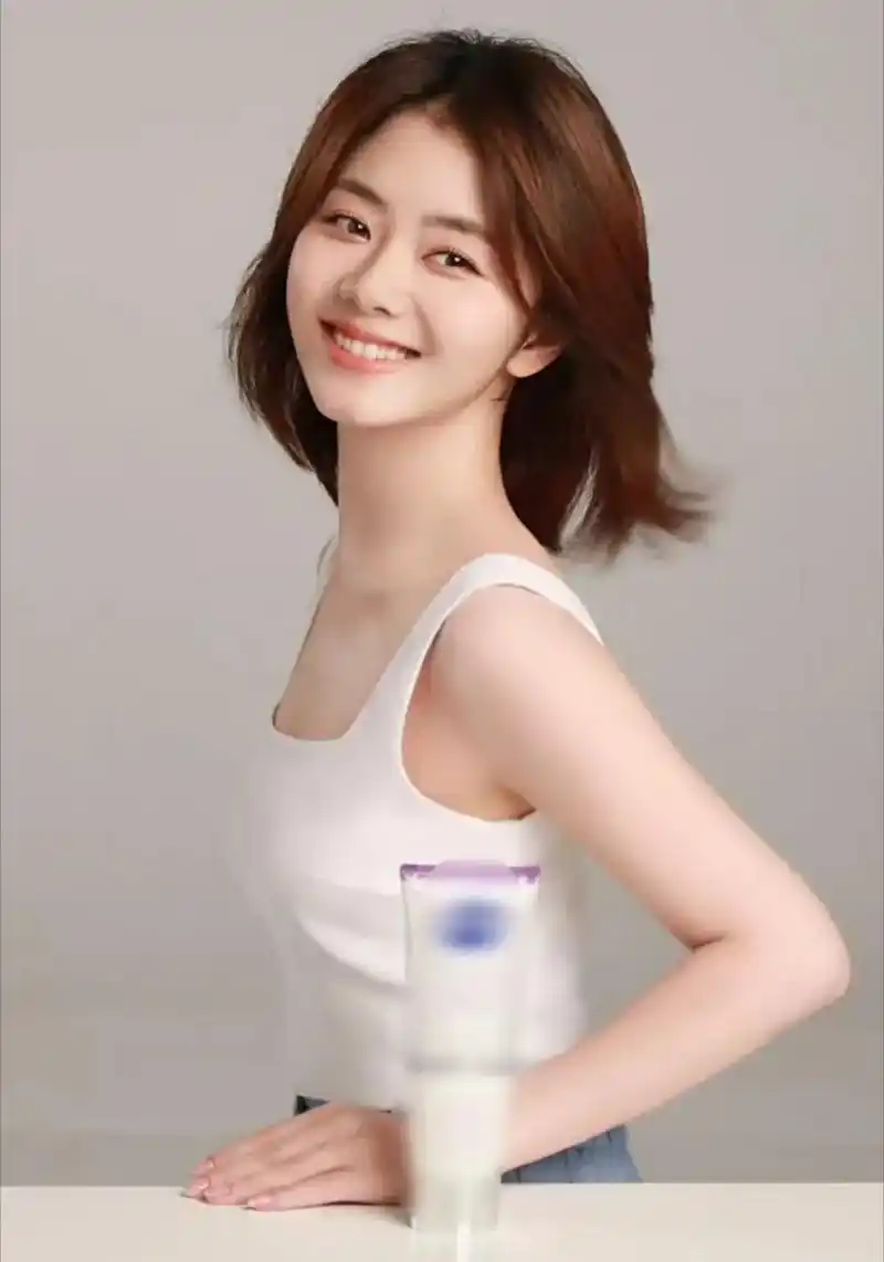 工作室晒宣传片美照,迎面而来一股清新气息,谭松韵的笑容恬静温柔,低