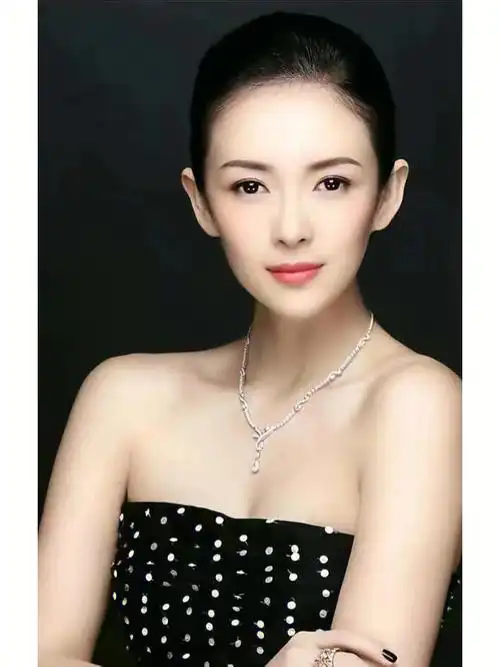 "顶级骨相"章子怡,标准倒三角脸型,虽然面部软组织少,但是面部没有