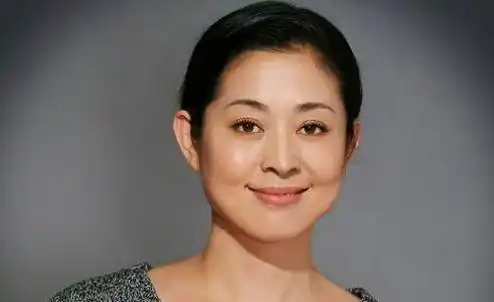 59岁的倪萍近照流出,身材纤细坐姿优雅,手上的翡翠镯子太抢镜_因为