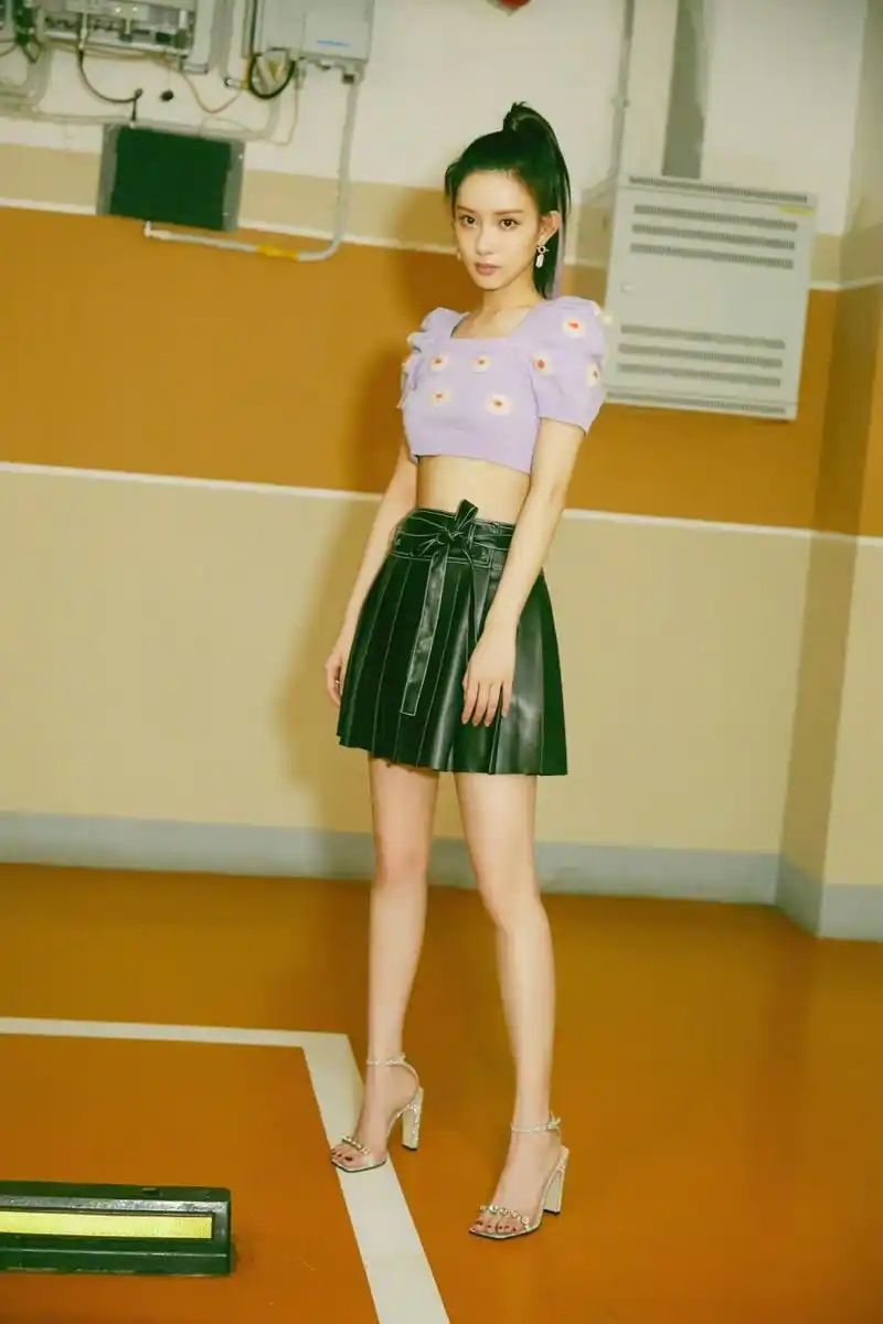 孟子义 一字带高跟鞋 红色美甲[爱你][爱你] 676767#孟子义