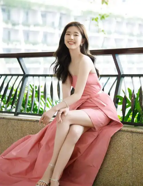 初恋女孩赵露思穿粉色抹胸短裙配银色高跟鞋性感不失甜美