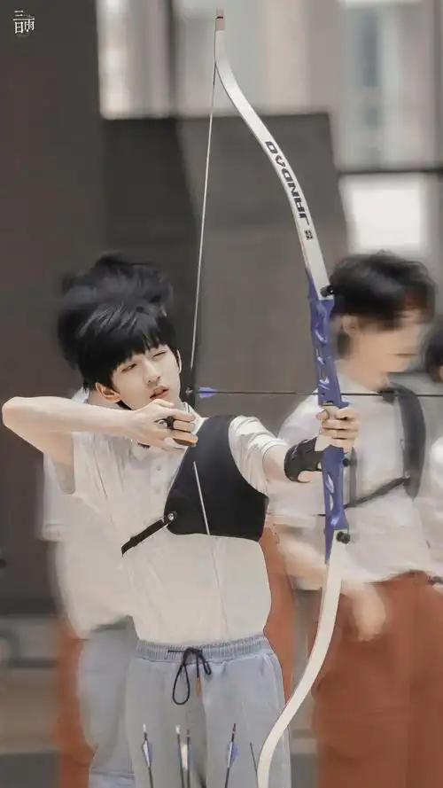 1 / 9 贺峻霖夏季运动会室内饭拍是超可爱的霖霖!