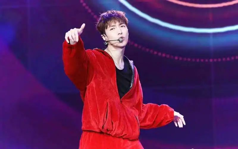 张艺兴舞蹈混剪,换个bgm解锁《念诗之王》,就有广场舞那味了