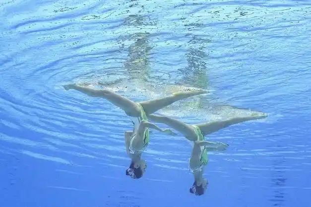 在首个比赛日进行的花样游泳双人技术自选预赛中,卫冕冠军,双胞胎姐妹