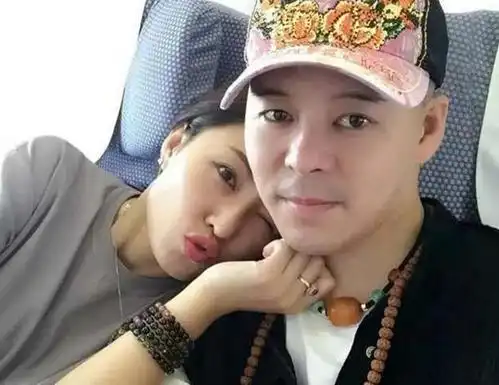 他的老婆名叫张可,其实张可也在《乡村爱情》里面露过脸.