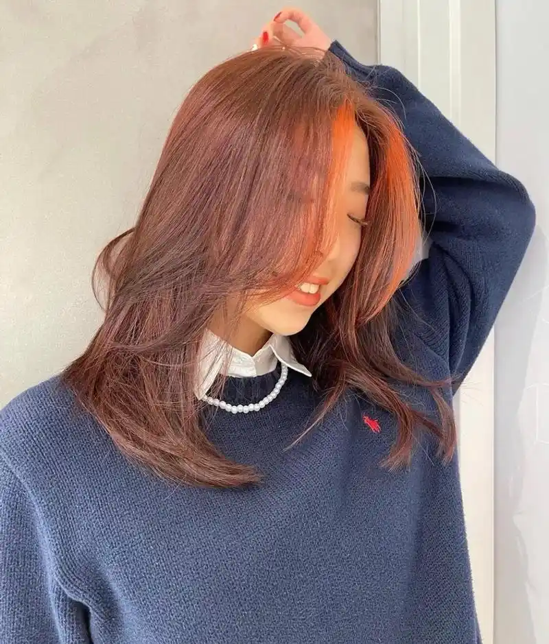 选择同色调的深浅来搭配,比如上面这款发型就选择了同为红色调的染发