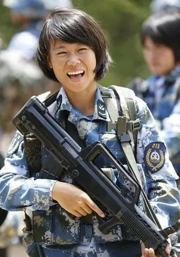 这才是真女神短发女兵的美让颜值爆表