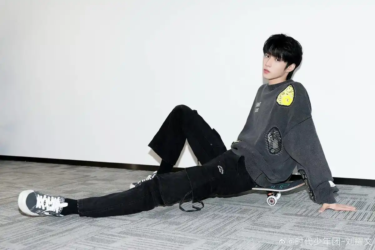 刘耀文终终终于更新帅照了 你的滑板少年已上线