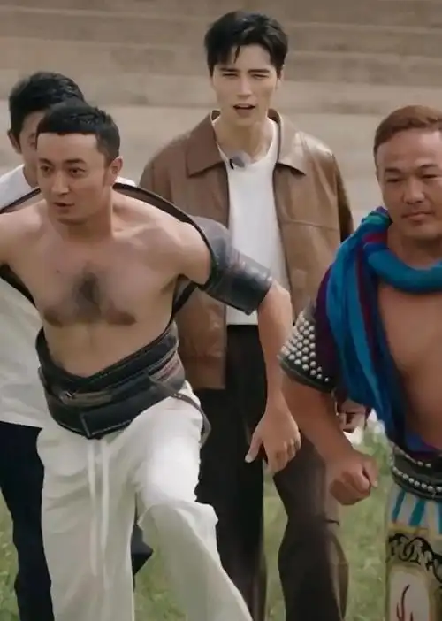 平日里看上去温柔文雅的尼格买提,原来身材这么魁梧!