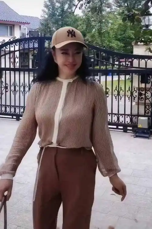 刘晓庆终于认老了,在家练字摘掉假发露大脑门,71岁依然漂亮_时尚_生活