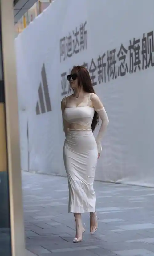 微胖身材的成熟女人,配上修身连衣裙,显得很妩媚_女生_曲线_美女