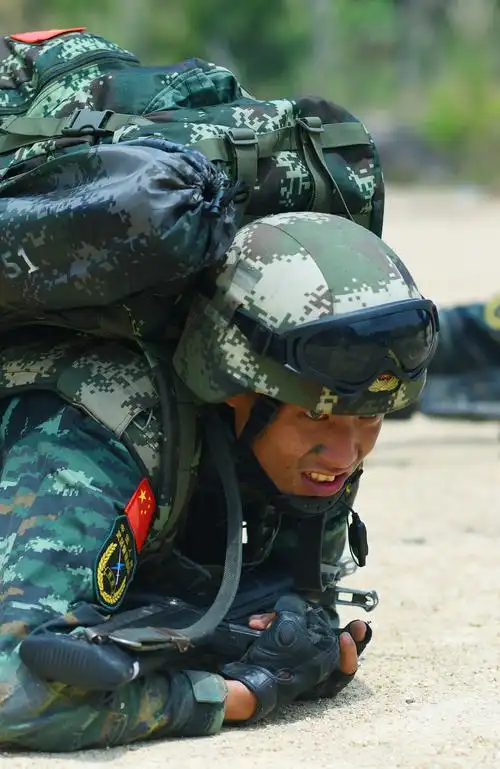 军人方式:加钢淬火迎"八一"