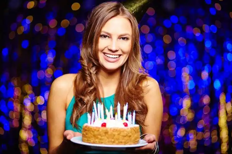 过生日聚会的朋友们