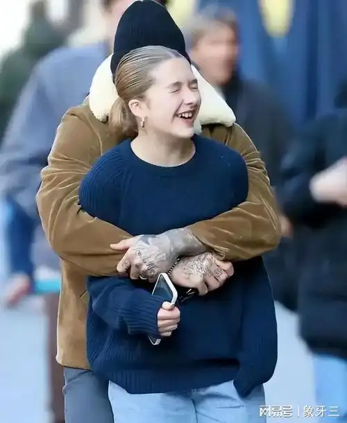 小贝会不会听是一回事,但从小七的脸上,我们看到的或许有小姑娘的羞涩