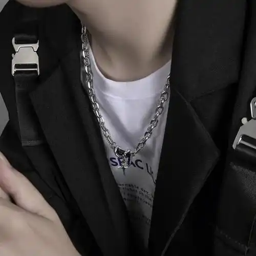 男生锁骨吊坠高级感