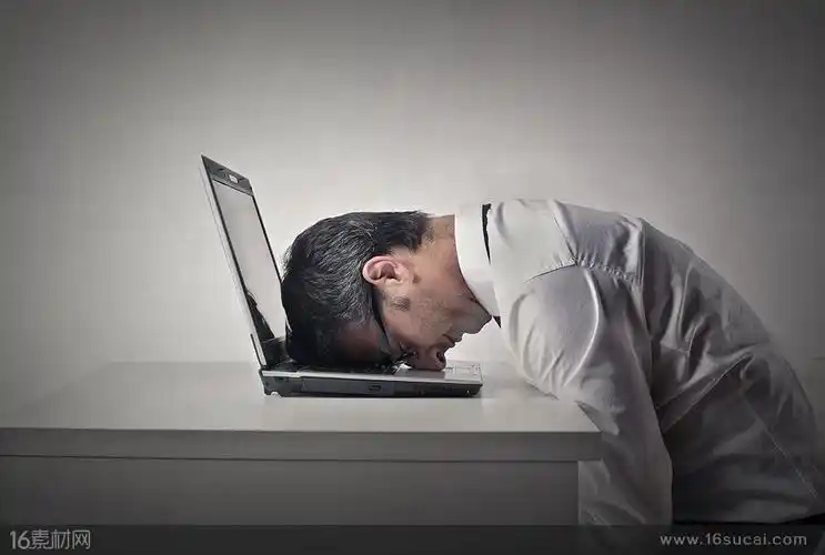 首页 高清图片 高清人物图片 关键词:员工低头失望沮丧灰色背景灰心