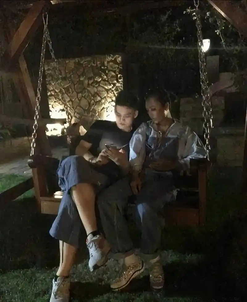 宁静22岁混血儿子是他!穿一身黑高大帅气,完美继承爸妈的好基因