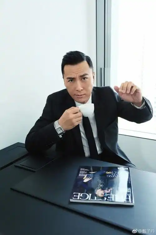 54岁甄子丹仍英姿飒爽,西装革履如帅气小鲜肉,真是越老越有魅力