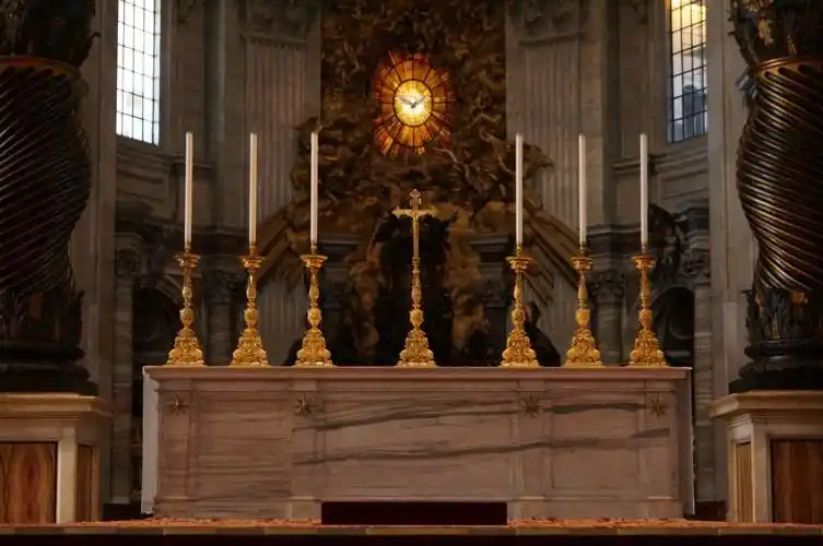 十字架配上背后的圣灵象征 圣彼得大教堂