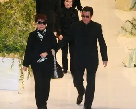 名女儿昨晨到富山殓房为父亲打点后事,邓光荣太太严珍纳janet伤心欲绝