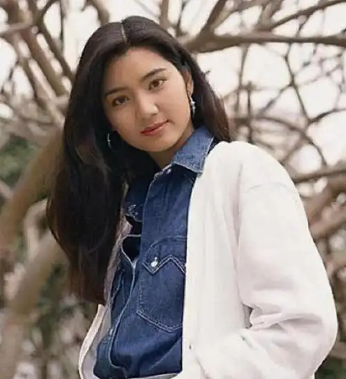 洪欣年轻时美得惊艳脱俗,卫衣搭牛仔裤俏皮减龄,一笑让人心颤