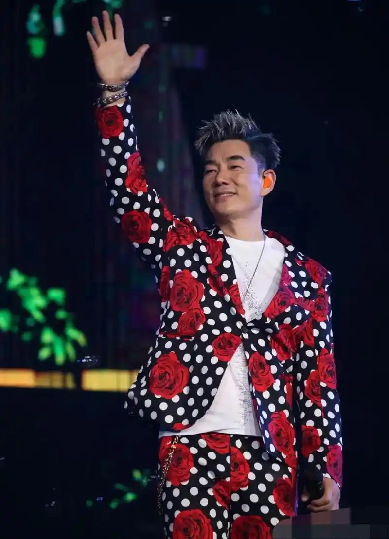 任贤齐沈阳演唱会上的一名女孩,23岁的她已经认识任贤齐22年了.