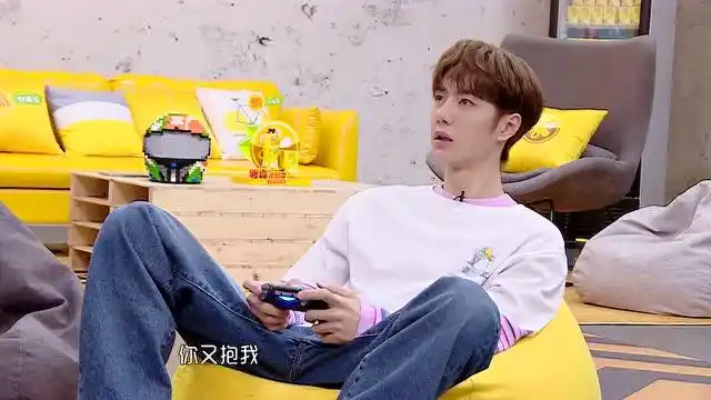 王一博玩游戏超沉浸 全程自言自语