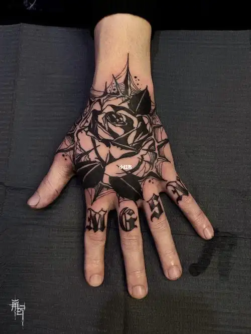 贵阳纹身  #贵阳洗纹身  #贵阳穿孔  #荆棘玫瑰  #玫瑰纹身  #手背