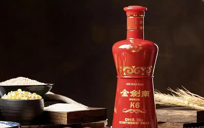 这款金剑南k6还是很不错的,大红的包装很喜庆,酒瓶也很婀娜,婚宴上用