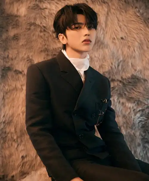 蔡徐坤这身行头,混合了东方和西方的元素,尤其是黑色长斗篷西装,双排