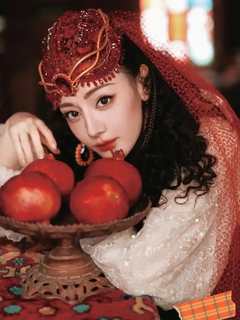 迪丽热巴的这组新疆公主装扮真的惊艳到我了, 她的异域风情和优雅气质