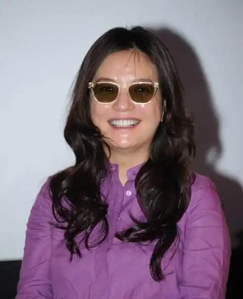 一胖毁所有!44岁赵薇穿紫色衬衫跑出大妈味,满脸油腻胖到不敢认