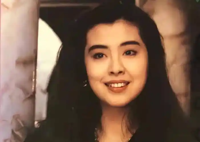 王祖贤穿着邋遢现身温哥华:"蛇精"下巴大肥肚,手夹皮包像土豪