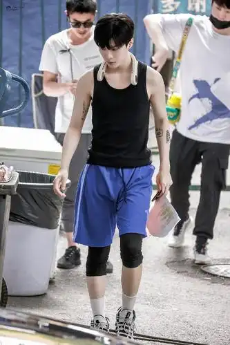 范丞丞穿黑背心身材嘶哈嘶哈 今天也是感谢男菩萨造福人类的一天