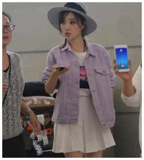 李小璐死磕嘻哈风,穿露脐装嘟嘟嘴狂自拍,这肚皮一看就没少运动_穿着