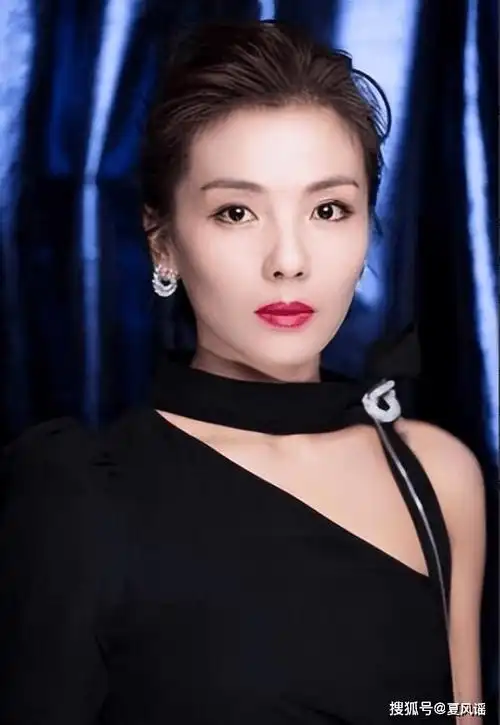 刘涛故意走光?事件引起热议,网友:为啥明星的衣服质量那么差?