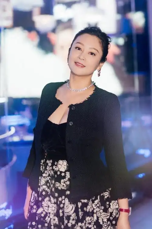 52岁陈红为显身材过了头穿低胸裙不系吊带不小心露出壮硕身材