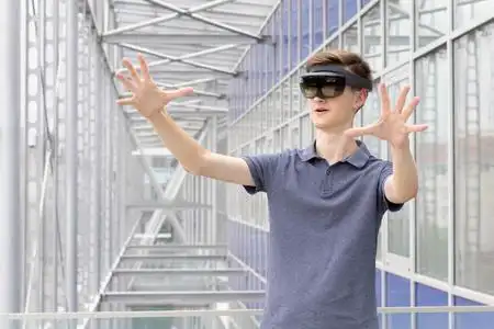 年轻白种人青少年的肖像使用增强现实全息镜头在现代建筑.